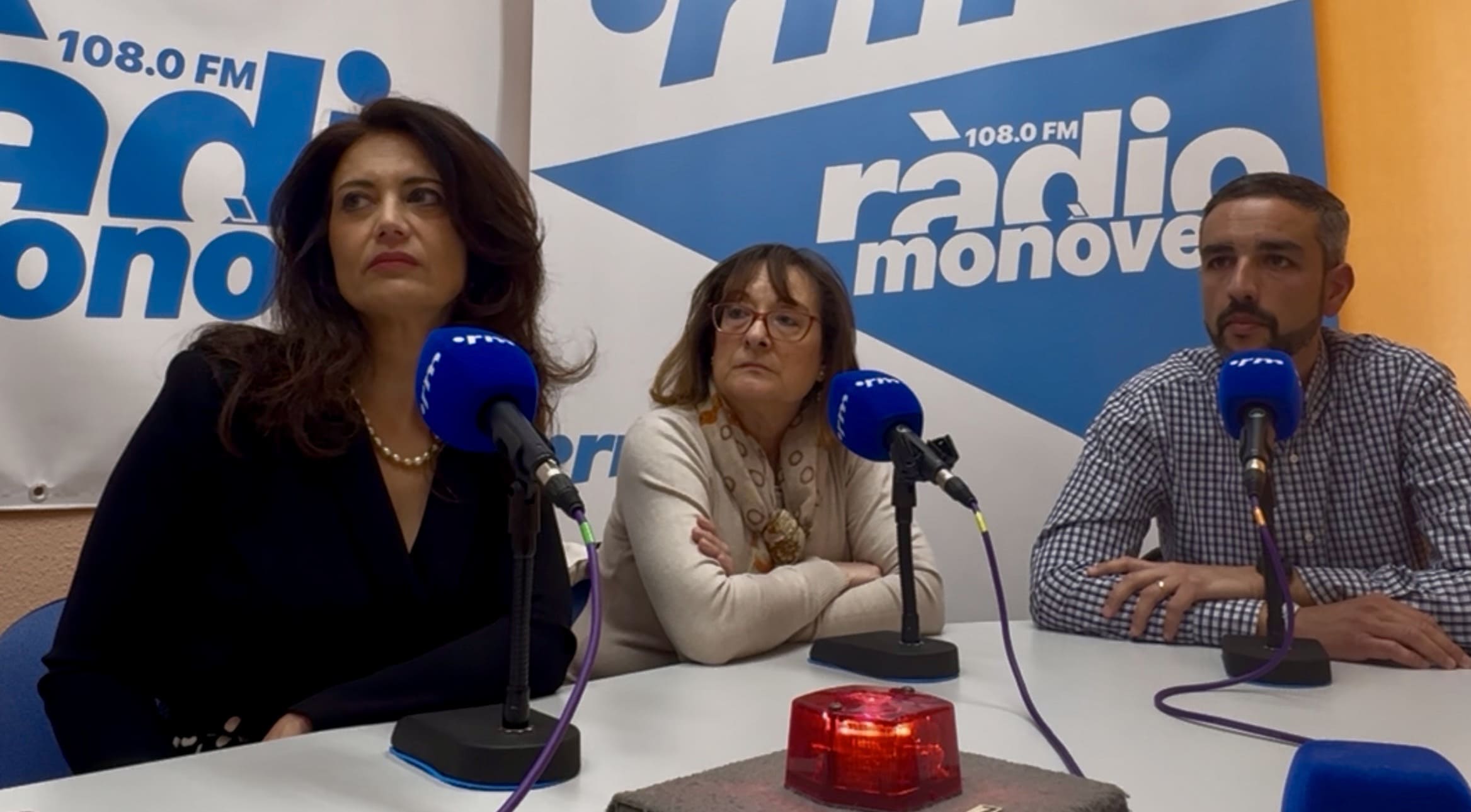 Guillermo Rico, portavoz del Partido Popular de Monóvar, junto a Maica Ballesta y María Ángeles Quiles en los estudios de la radio local, informando sobre la sentencia del Tribunal Supremo que anula la subida de la tasa de basura.
